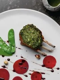 Баранья корейка в панцире из фундука и кинзы