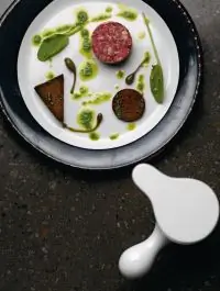 Тартар из говядины с щавелем, каперсами и сухарями