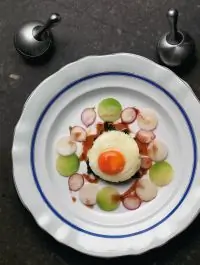 Три вида редиса с яйцом и шпинатом