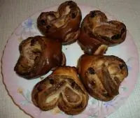 Плюшки с изюмом и корицей