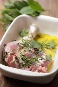 Маринад с оливковым маслом и пряными травами