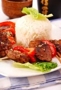 Свиные шашлыки с красными перцами и ананасовым рисом