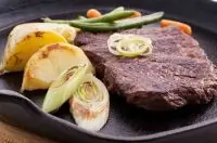 Маринованные говяжьи стейки с жареным зеленым луком