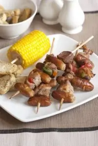 Свиные шашлыки с чоризо и луком