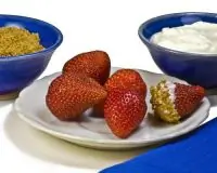 Клубника со сметаной и коричневым сахаром