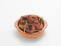 Финики в прошутто с черным перцем