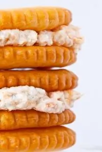 Спред из копченого лосося с рикоттой и перцовой водкой