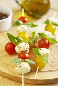 Канапе с разноцветными черри, шариками моцареллы и базиликом