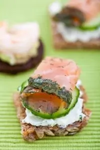 Закуска из копченого лосося со свежим огурцом