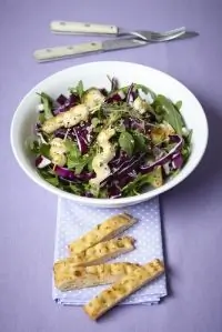 Зеленый салат с курицей на гриле и чесночными сухариками