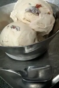 Ромовое мороженое с изюмом