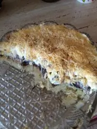 Слоеный куриный салат с грибами и картофелем