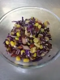 Салат из кукурузы, черной фасоли и красной капусты