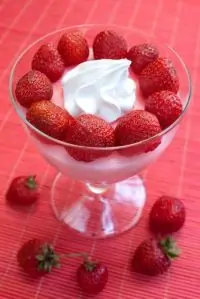 Клубничный крем со свежими ягодами