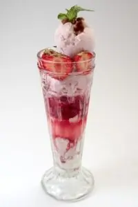 Санди с клубникой и малиной