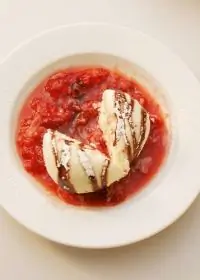 Санди с клубнично-ананасовым соусом