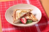 Сэндвичи с сырным кремом и свежей клубникой