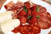 Хамон с клубникой