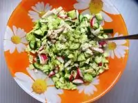 Салат из молодой капусты, редиски и огурцов