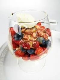 Ореховый сабайон с ягодами и мороженым