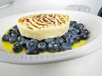 Теплый гратен с голубикой и апельсиновым соусом