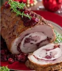 Рулет из свинины с вяленой клюквой и тимьяном