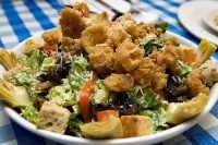 Салат «Цезарь» с креветками и вустерширским соусом