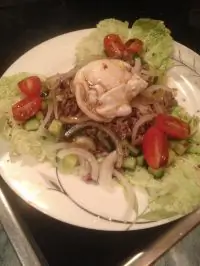 Салат с тунцом и яйцом пашот