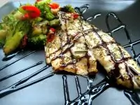 Форель с тушеными овощами