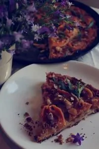 Абрикосовый тарт с медом и орехами