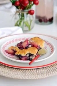 Персиково-черничный коблер