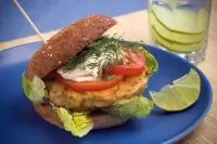 Быстрые бургеры с тунцом, латуком и помидором