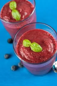 Смузи со свежими ягодами, бананом и корицей