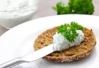 Легкий спред из феты с чесноком и зеленью