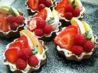 Фруктовые пирожные с сыром маскарпоне и белым шоколадом