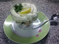 Закуска из креветок и маринованных огурцов