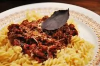 Летняя паста с соусом из томатов и базилика