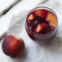 Вино красное с фруктами