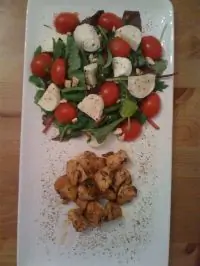 Летняя легкая закуска из курицы, зелени и моцареллы