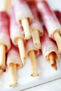 Хлебные палочки в ветчине