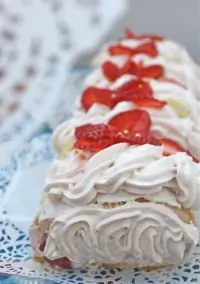 Клубничный бисквитный рулет