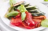 Цукини, тыква и перцы на гриле со свежим базиликом