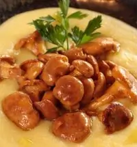 Полента с лисичками