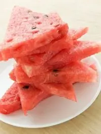 Ломтики арбуза, маринованные в текиле, с крупной солью