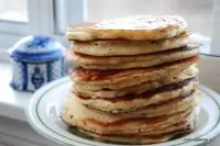 Оладьи по деревенски с ягодным соусом