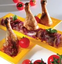 Жареная курица с луком и соусом санторини