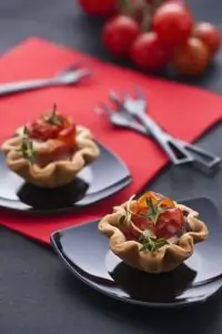 Фаршированные помидоры в слоеном тесте