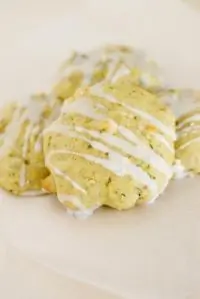 Кукурузное печенье с цукини и лимонной цедрой