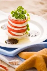 Салат из помидоров и козьего сыра с базиликовым винегретом