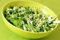 Салат из зеленой капусты и петрушки с кислой заправкой